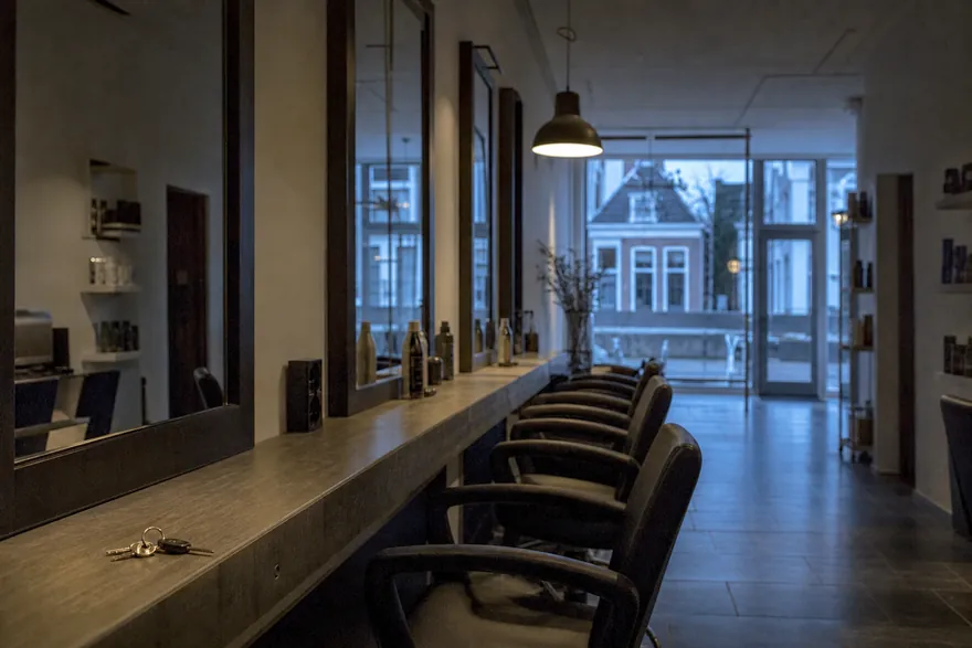 Lege salon aan het eind van de dag, sleutels op de balie
